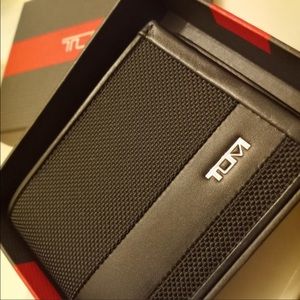 Tumi wallet men